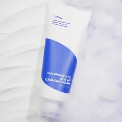 Isntree Hyaluronic Acid Low-pH Cleansing Foam