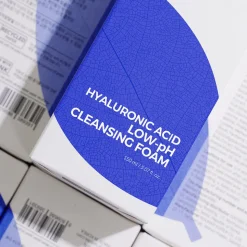 Isntree Hyaluronic Acid Low-pH Cleansing Foam