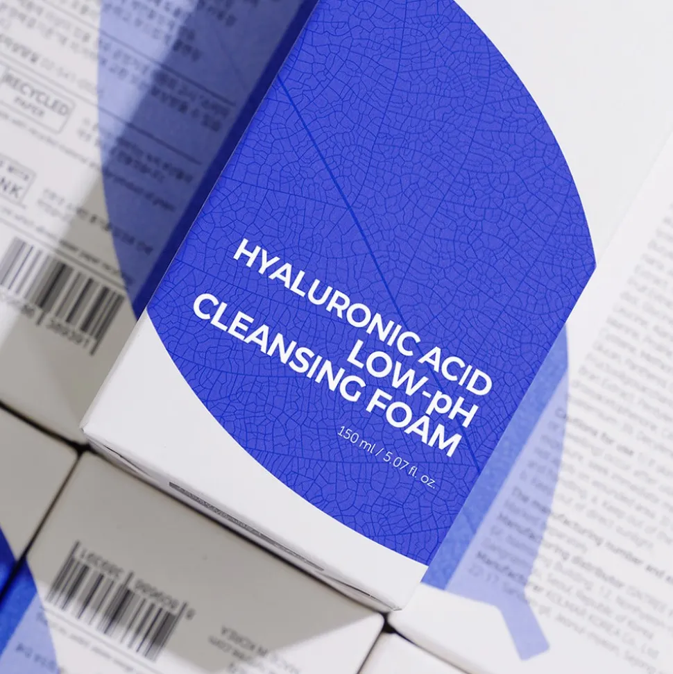 Isntree Hyaluronic Acid Low-pH Cleansing Foam